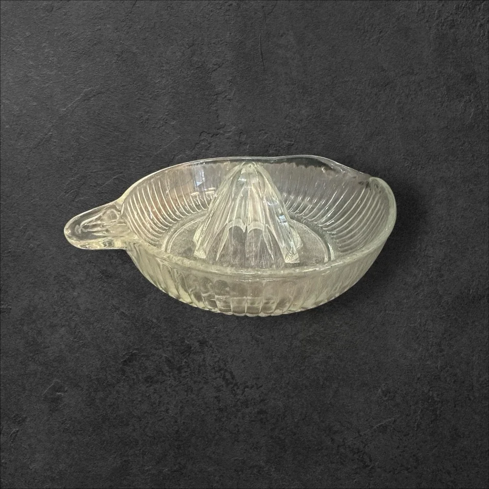 Vtg Large‎ Clear Glass Citrus Orange Juicer w/ pour spout